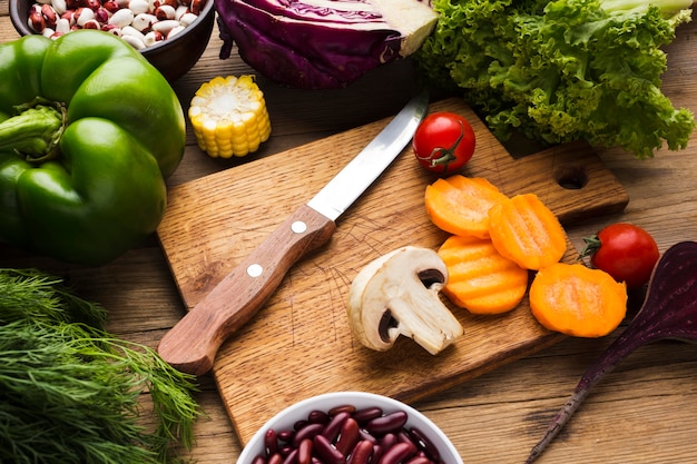 Surtido de verduras de colores de alto ángulo sobre fondo de madera