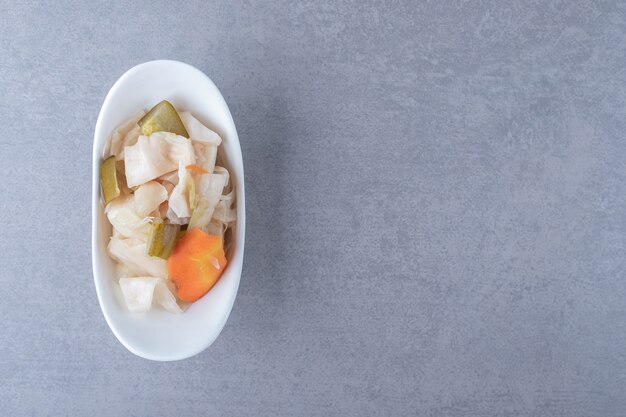 Surtido de verduras en escabeche en un tazón