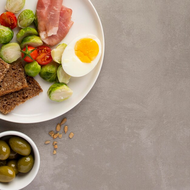 Surtido de verduras y espacio para copiar huevos.