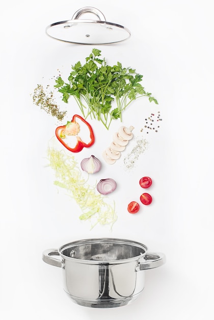 Foto gratuita surtido de verduras frescas cayendo en un tazón, en blanco