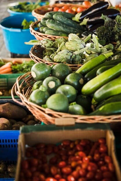 Surtido de verduras frescas de granja en puesto de mercado