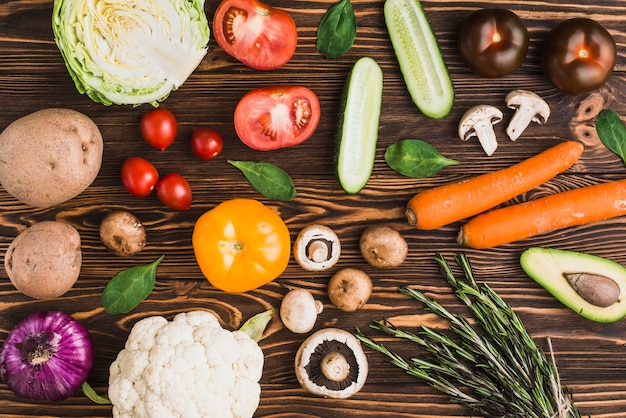 Surtido de verduras frescas y hierbas