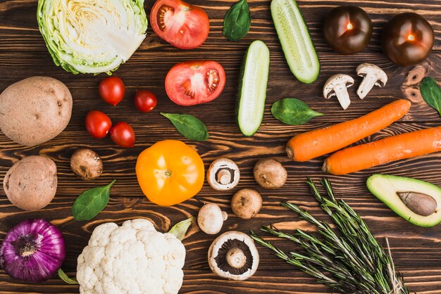 Surtido de verduras frescas y hierbas