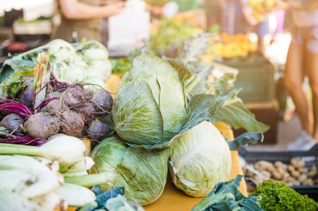 Surtido de verduras frescas en el mercado.