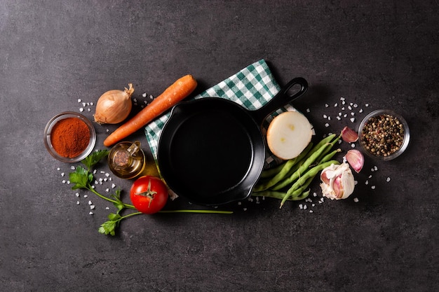 Surtido de verduras hierbas y especias sobre fondo negro Vista superior Espacio de copia