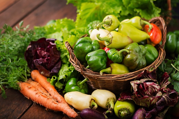 Foto gratuita surtido de verduras y hierbas verdes. mercado. verduras en una canasta