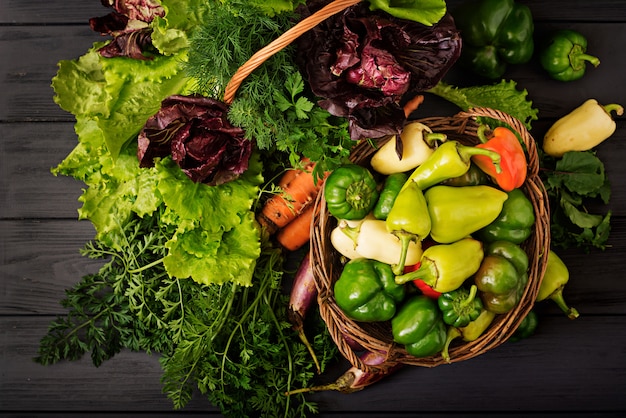 Surtido de verduras y hierbas verdes. Mercado. Verduras en una canasta