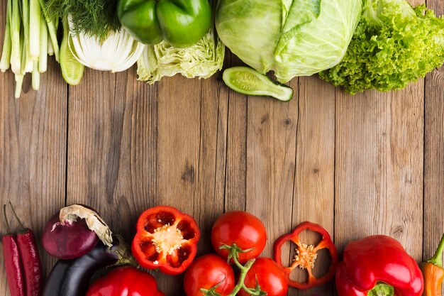 Surtido de verduras laico plano sobre fondo de madera