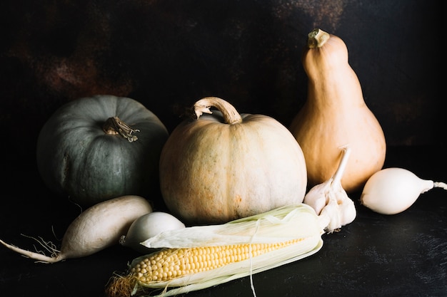 Surtido de verduras de otoño con calabaza y maíz