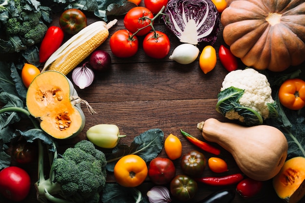 Surtido de verduras de otoño con espacio de copia.