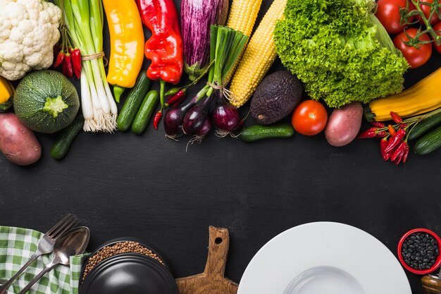 Surtido de verduras y plato de cerámica