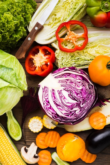 Surtido de verduras sobre fondo de madera