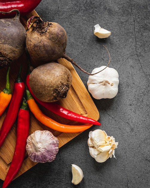 Foto gratuita surtido de verduras en la tabla de cortar de vista superior