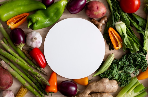 Foto gratuita surtido de verduras con vista superior en blanco