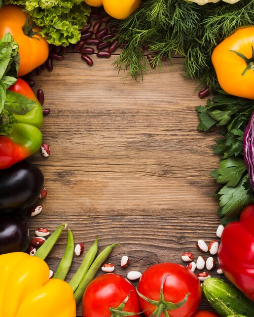 Surtido de verduras de vista superior con espacio de copia sobre fondo de madera