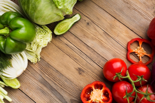 Surtido de verduras vista superior sobre fondo de madera con espacio de copia