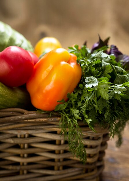 Surtido de vista frontal de deliciosas verduras frescas