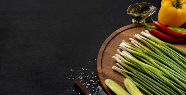 Surtido de vista superior de deliciosas verduras frescas con espacio de copia