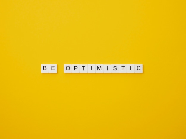 Surtido de vista superior de elementos del concepto de optimismo