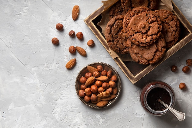 Surtido de vista superior de elementos de panadería dulce con espacio de copia