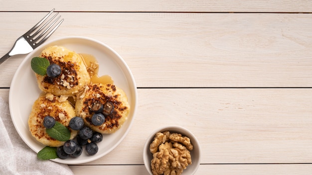 Foto gratuita surtido de vista superior de golosinas para el desayuno