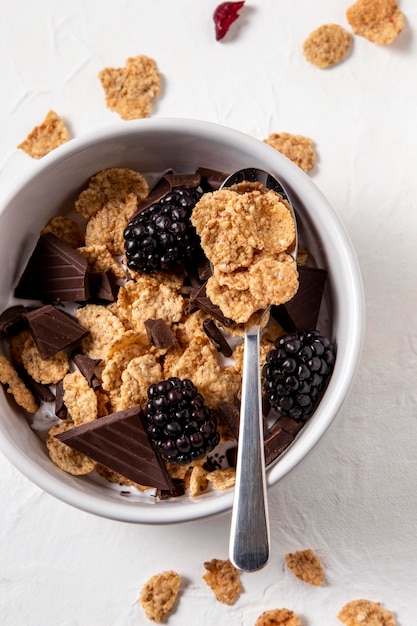 Surtido de vista superior de tazón de cereales saludables con chocolate