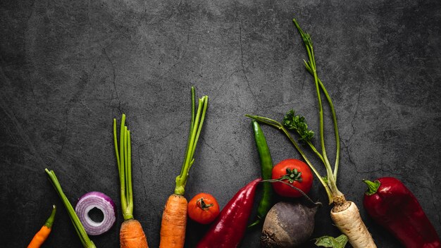 Surtido de zanahorias y otras verduras de vista superior