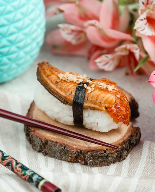 Sushi abierto con pescado y arroz.