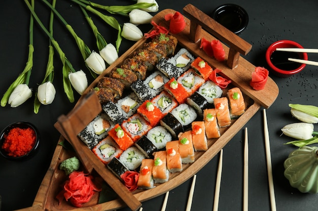 Sushi con aguacate, salmón, cangrejo, semillas de sésamo, jengibre y salsa de soja