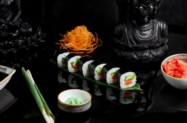Sushi con aguacate salmón y jengibre