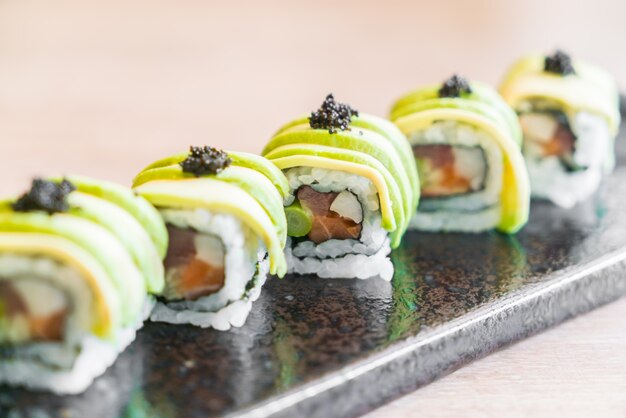 sushi de aguacate