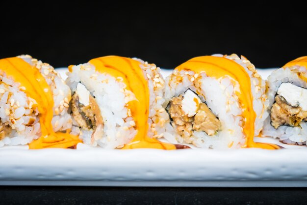 Foto gratuita sushi de anguila maki con queso