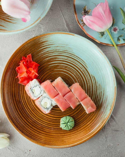 Foto gratuita sushi con arroz jengibre y wasabi