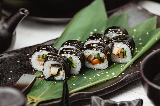 sushi de arroz negro