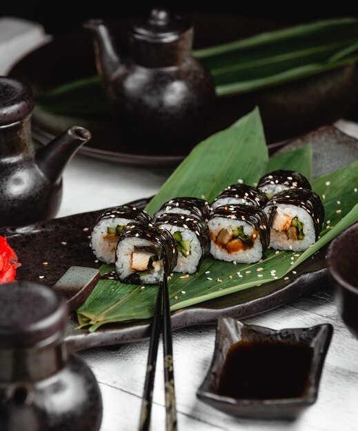 Sushi con arroz, pescado y jengibre