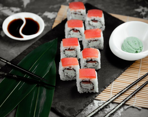 Sushi con arroz y salmón sobre la mesa