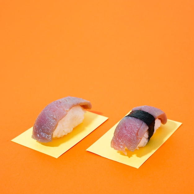 Sushi de atún sobre fondo naranja