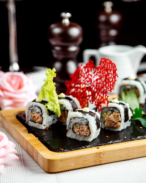 Sushi blanco negro sobre la mesa