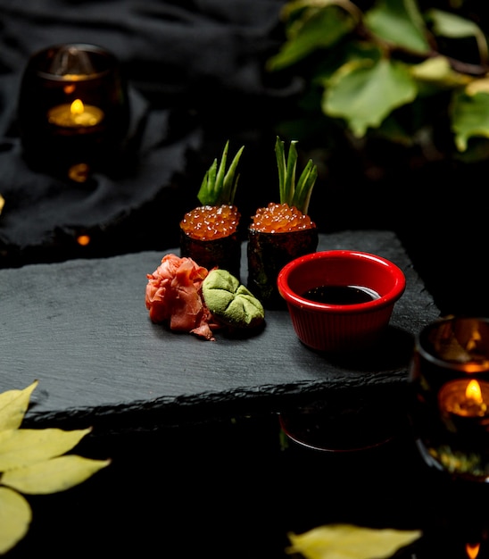 Foto gratuita sushi con caviar rojo jengibre rábano picante y salsa de soja