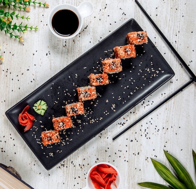 Sushi con caviar rojo y semillas de sésamo