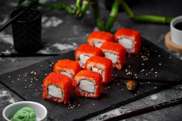 Sushi con caviar rojo sobre la mesa