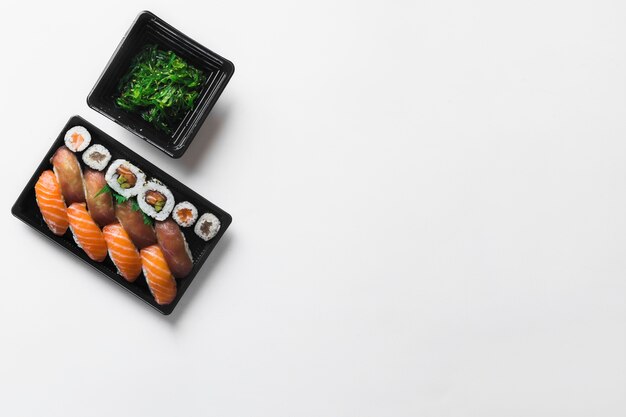 Sushi cerca de ensalada de algas marinas