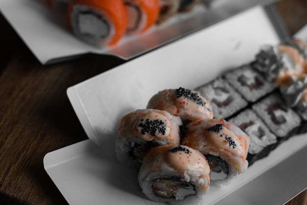 Foto gratuita sushi en diferentes formas una variedad de rollos de sushi para la entrega