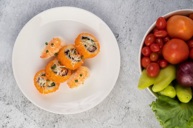 El sushi está muy bien organizado en el plato.