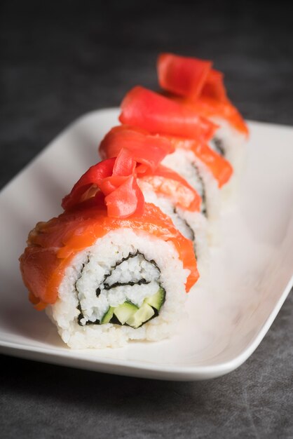 Sushi fresco de alto ángulo en placa