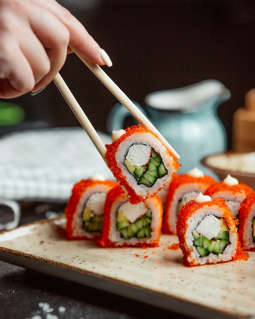 sushi fresco con caviar rojo