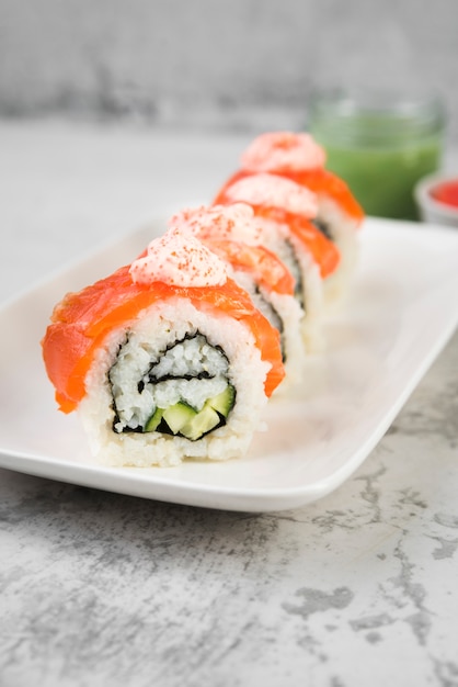 Sushi fresco en plato