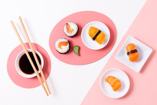 Sushi fresco en plato
