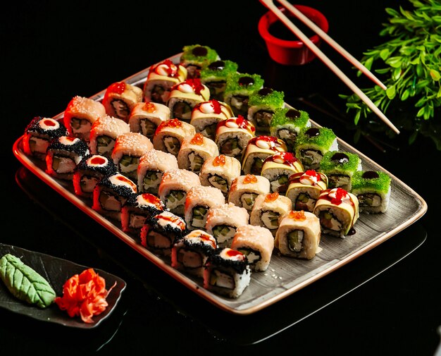 Sushi fresco sobre la mesa
