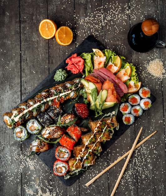 Foto gratuita sushi fresco en la vista superior de la mesa